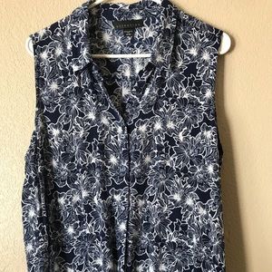 Plus size Button down, sleeveless blouse 2x